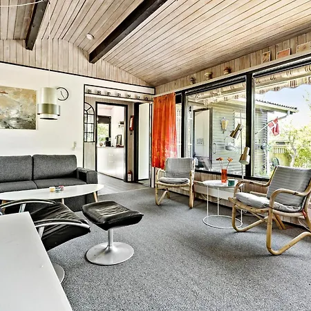 2 Bedroom In Hyllinge Casa de Férias